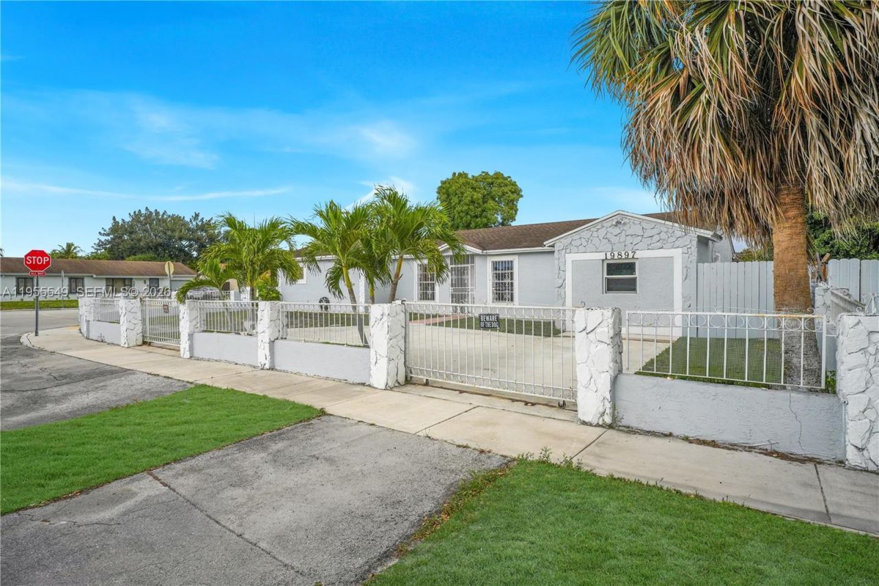 19897 NW 62nd Ave, Hialeah, FL 33015 Photo