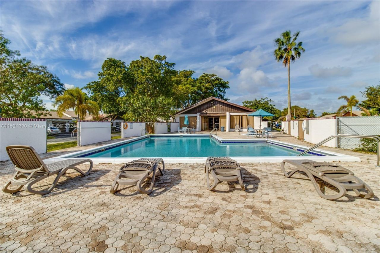 6343 W Pinehurst Circle W, Unit D36, Tamarac, FL 33321 Photo