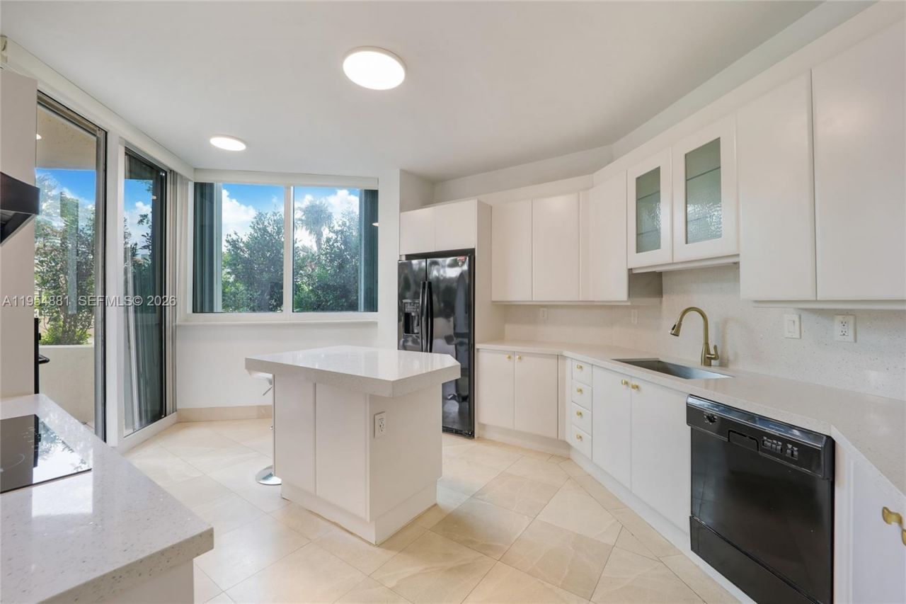 300 S Pointe Dr, Unit 303, Miami Beach, FL 33139 Photo