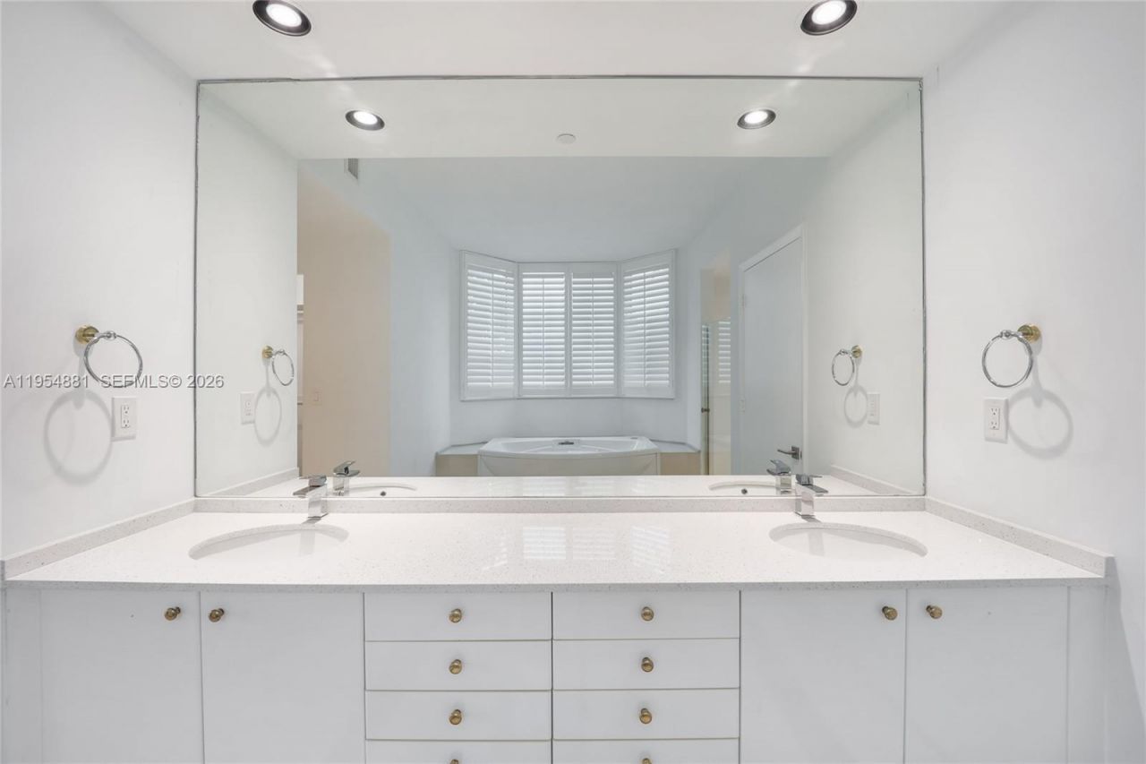 300 S Pointe Dr, Unit 303, Miami Beach, FL 33139 Photo