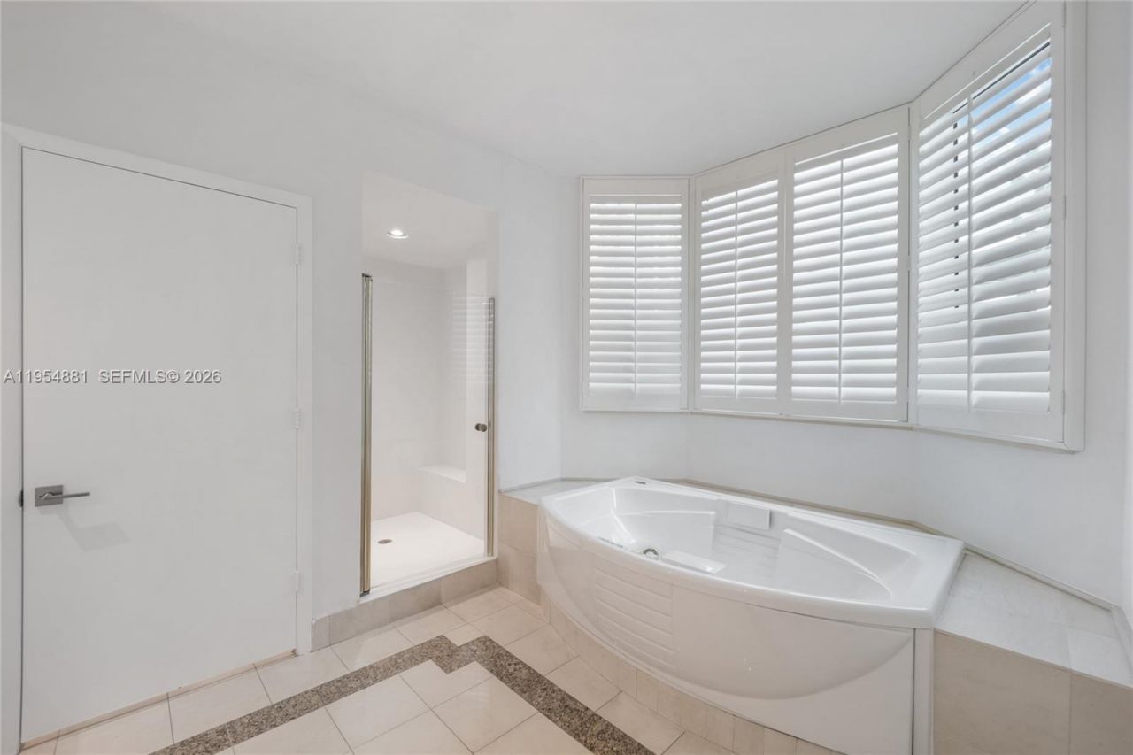 300 S Pointe Dr, Unit 303, Miami Beach, FL 33139 Photo