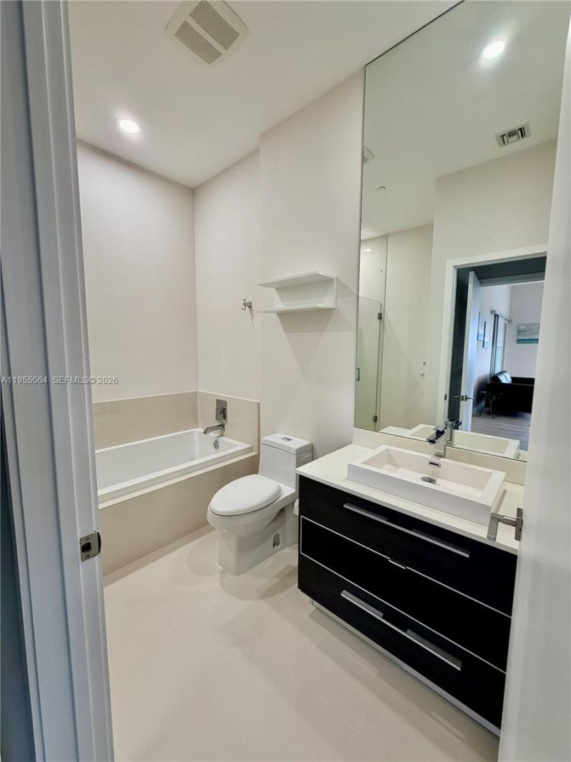 45 SW 9th St, Unit 4606, Miami, FL 33130 Photo