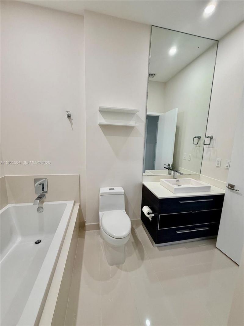 45 SW 9th St, Unit 4606, Miami, FL 33130 Photo