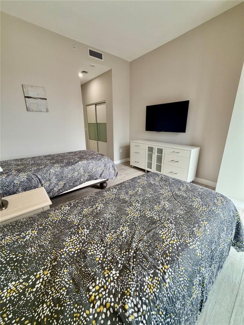 45 SW 9th St, Unit 4606, Miami, FL 33130 Photo