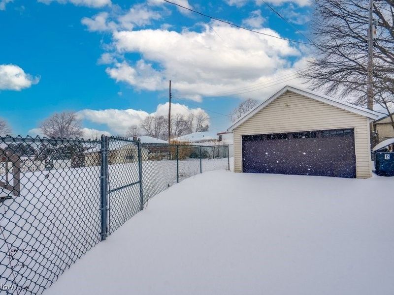 231 E Dresden Avenue, Akron, OH 44301 Photo 3