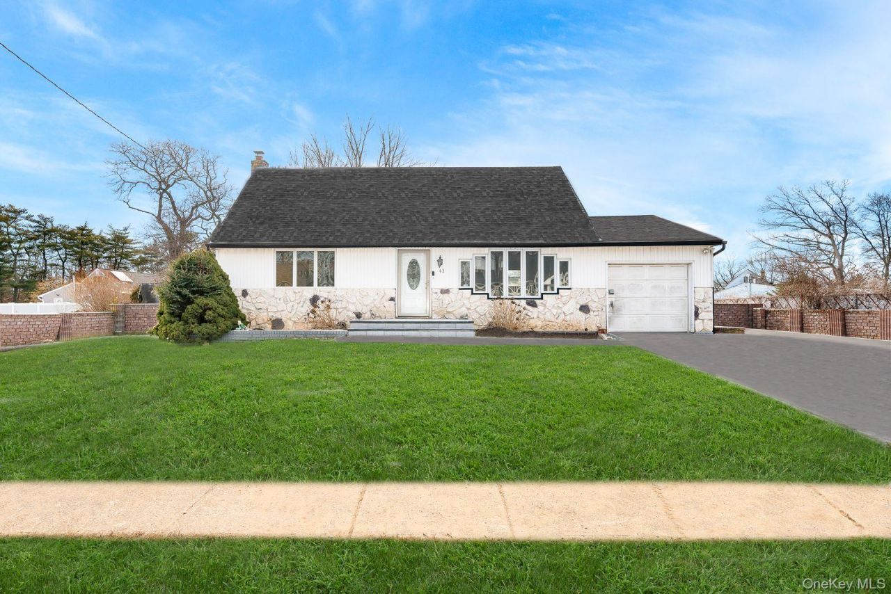 42 Ronald Drive N, Amityville, NY 11701 Main Photo