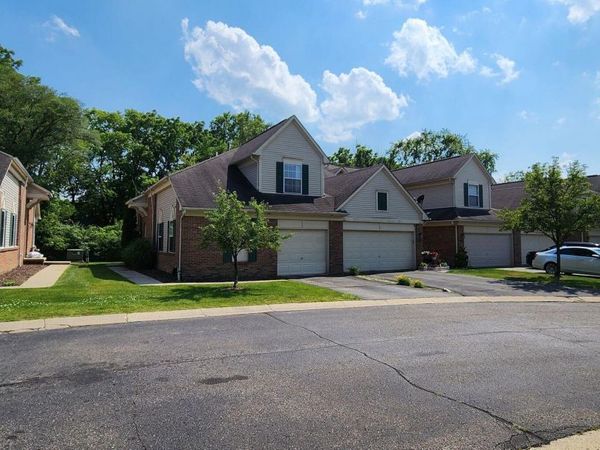 152 Legacy Park Circle, Dearborn Heights, MI 48127