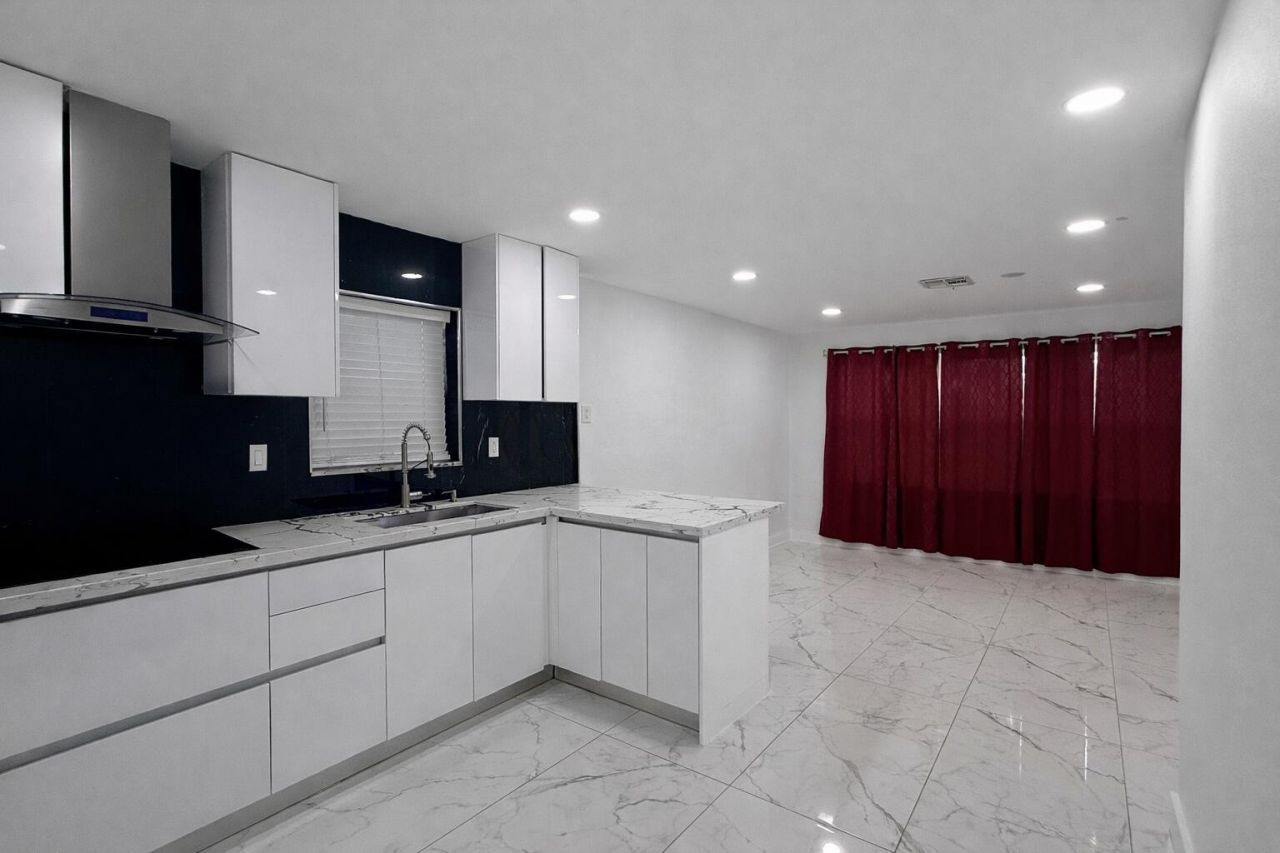 5823 Churchill Circle W, West Palm Beach, FL 33405 Photo