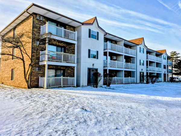 239 Gregory Street, Unit 8, Aurora, IL 60504