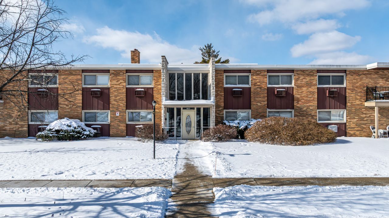 120 Collen Drive, Unit 221A, Lombard, IL 60148 Main Photo