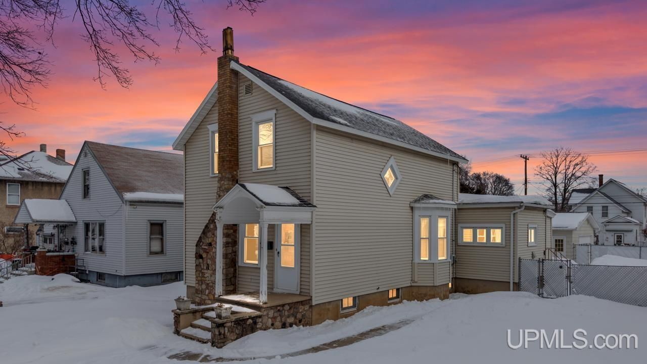 417 S 8th Street, Escanaba, MI 49829 Main Photo