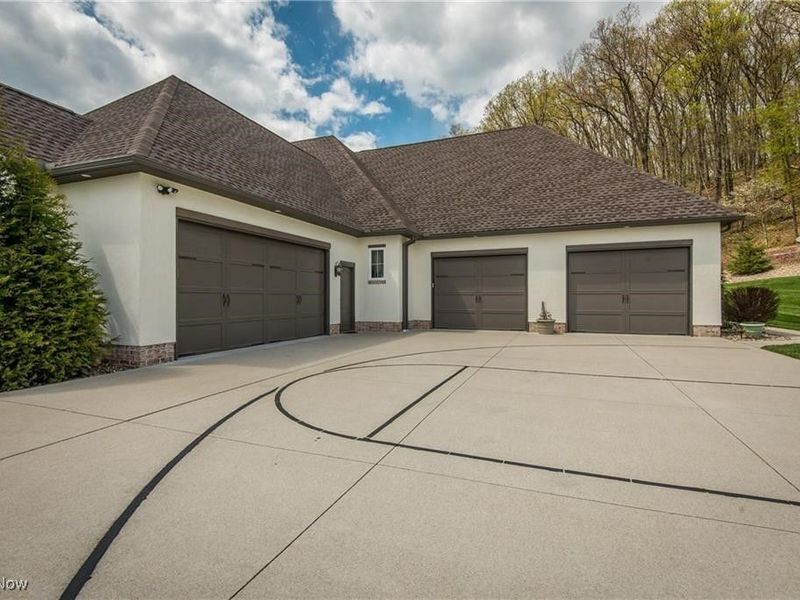 1426 Whispering Pines Drive NE, New Philadelphia, OH 44663 Photo 2