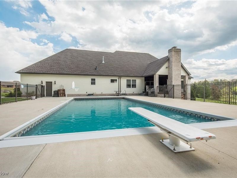 1426 Whispering Pines Drive NE, New Philadelphia, OH 44663 Photo 3