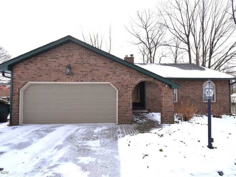 7058 Pine Grove Drive, Hubbard, OH 44425 Photo 1