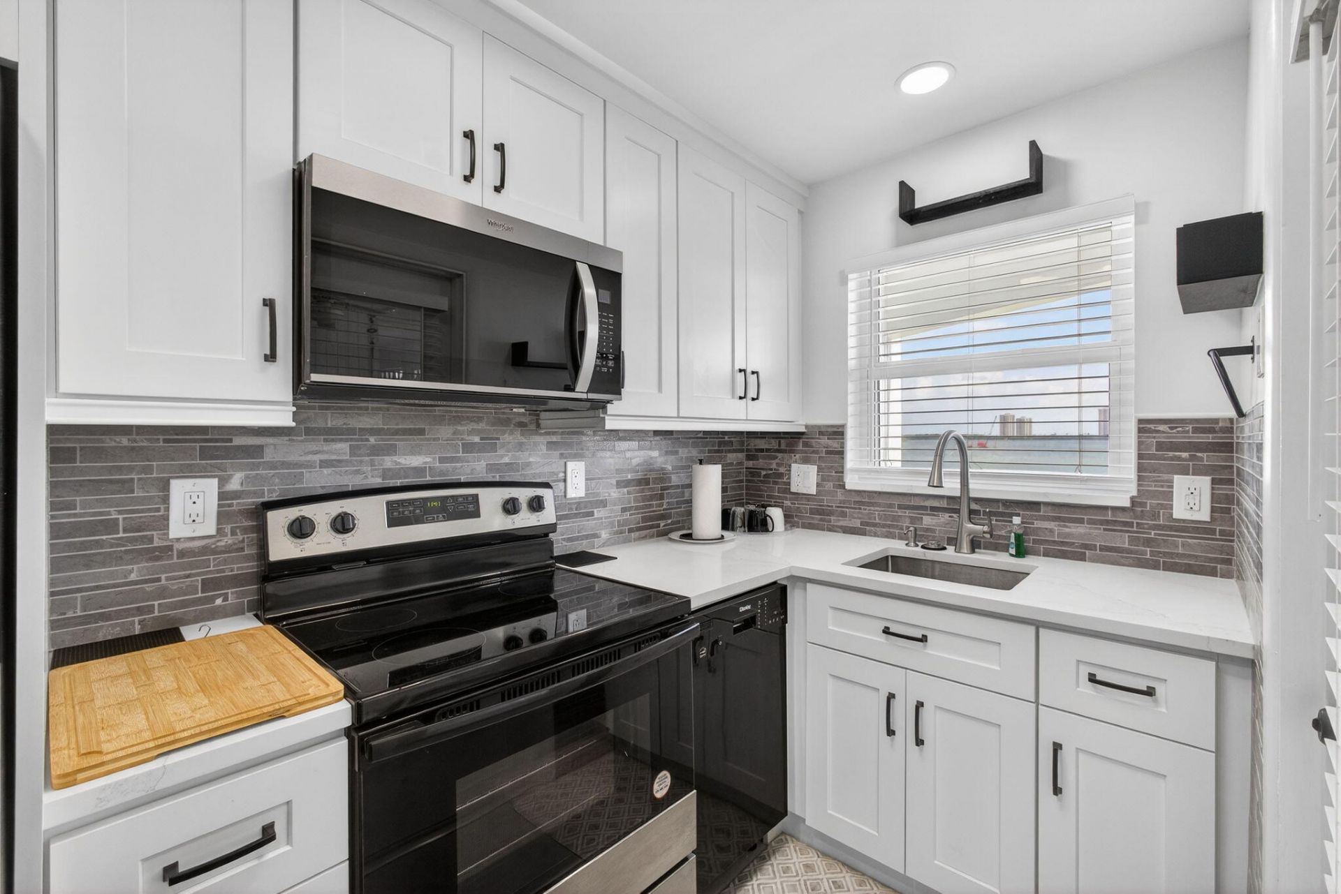 100 Shore Court, Unit 208, North Palm Beach, FL 33408 Photo