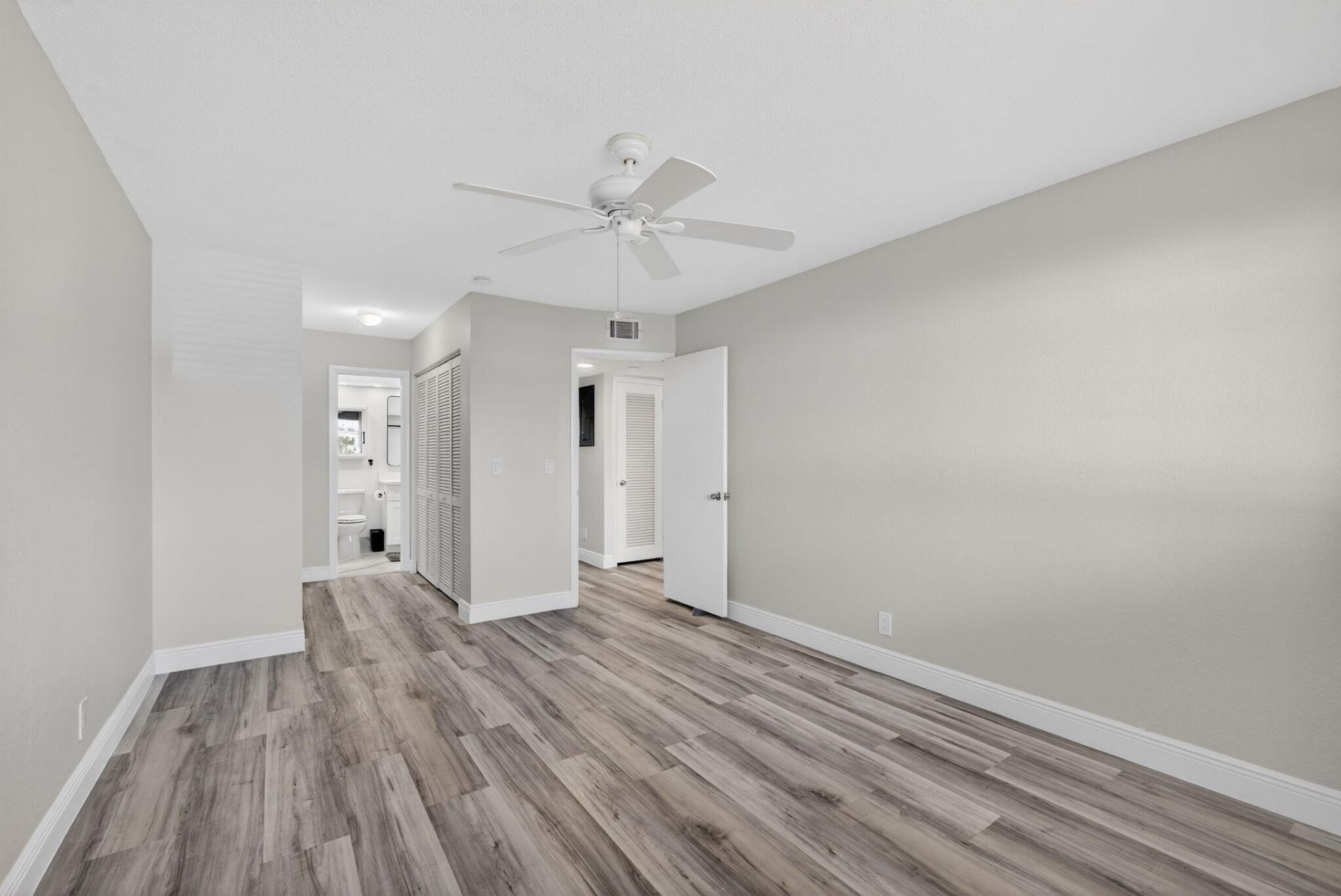 100 Shore Court, Unit 208, North Palm Beach, FL 33408 Photo