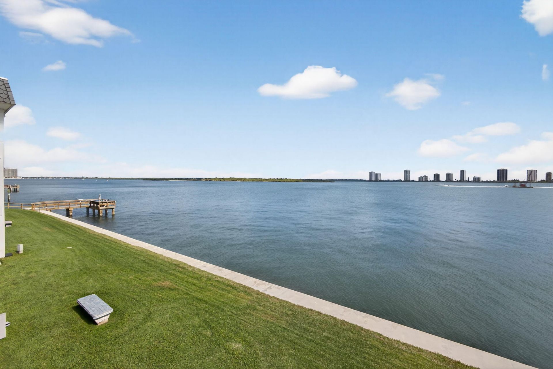 100 Shore Court, Unit 208, North Palm Beach, FL 33408 Photo