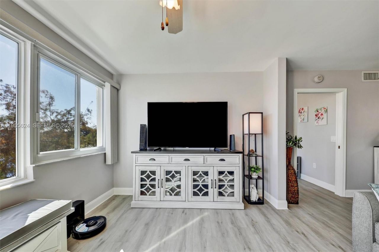 7448 N Devon Dr, Unit 305, Tamarac, FL 33321 Photo