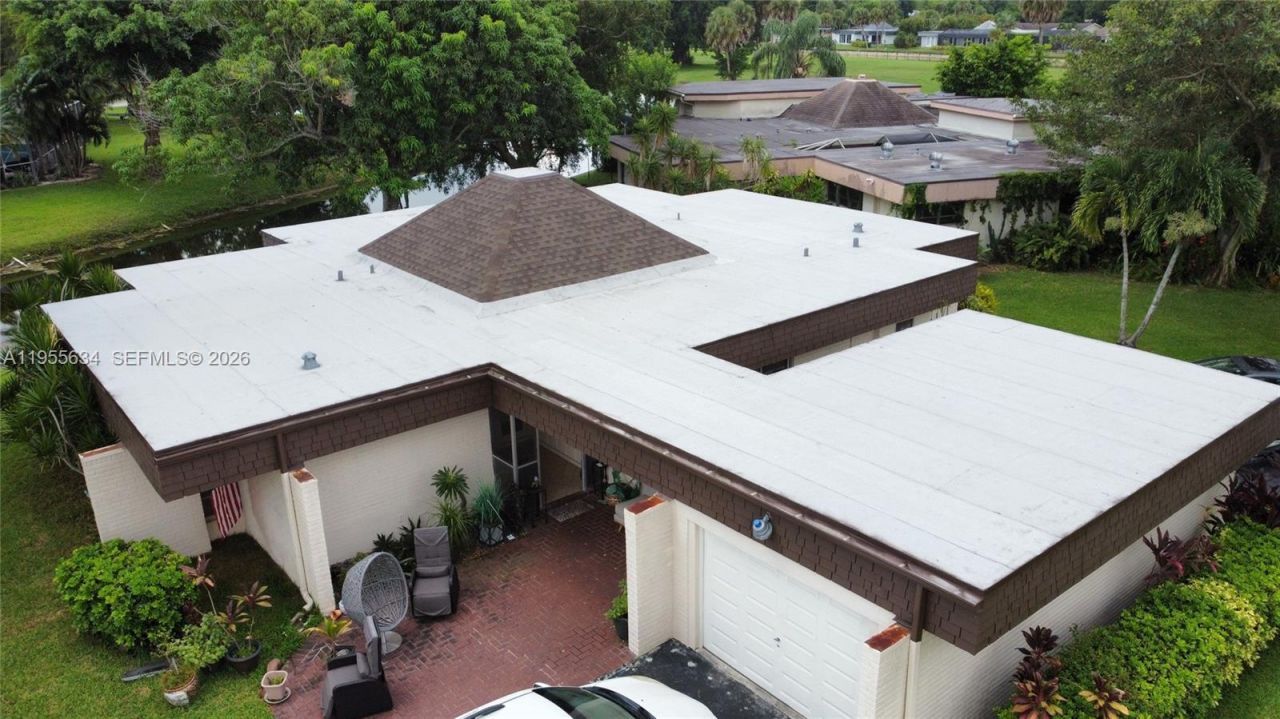 5700 White Hickory Cir, Tamarac, FL 33319 Photo