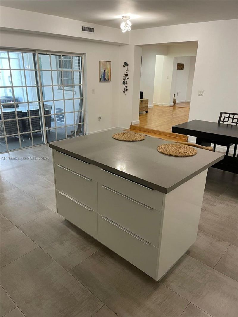 2375 NE 185th St, Miami, FL 33180 Photo