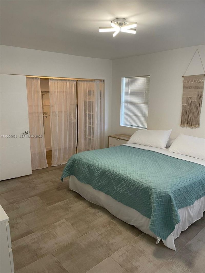 2375 NE 185th St, Miami, FL 33180 Photo