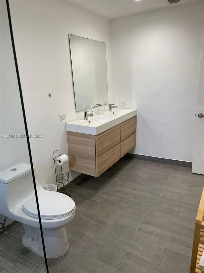 2375 NE 185th St, Miami, FL 33180 Photo