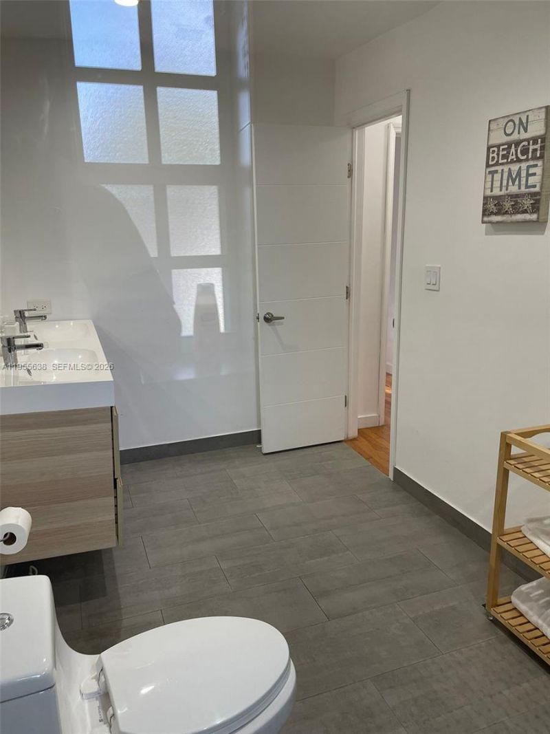 2375 NE 185th St, Miami, FL 33180 Photo