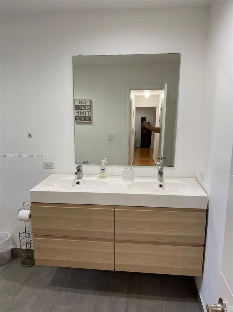 2375 NE 185th St, Miami, FL 33180 Photo