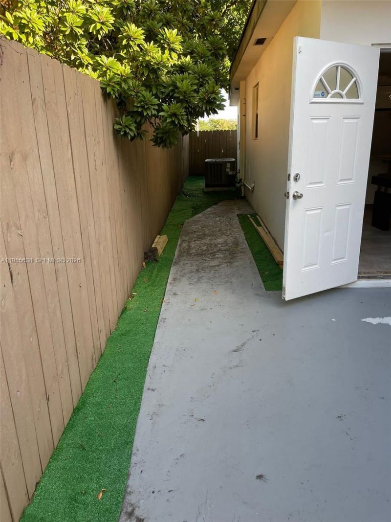 2375 NE 185th St, Miami, FL 33180 Photo