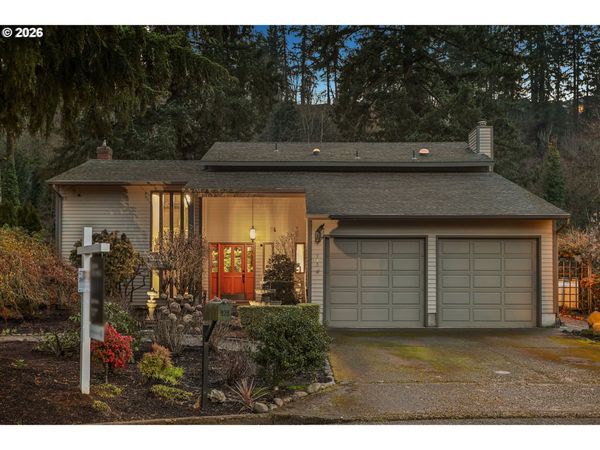 928 Barger ST, Silverton, OR 97381