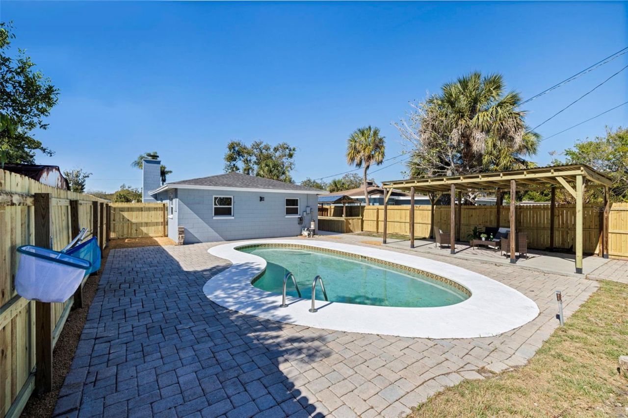 656 59th Street S, Saint Petersburg, FL 33707 Photo