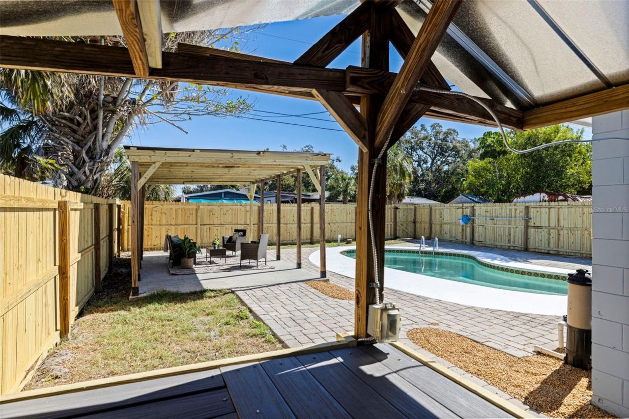 656 59th Street S, Saint Petersburg, FL 33707 Photo