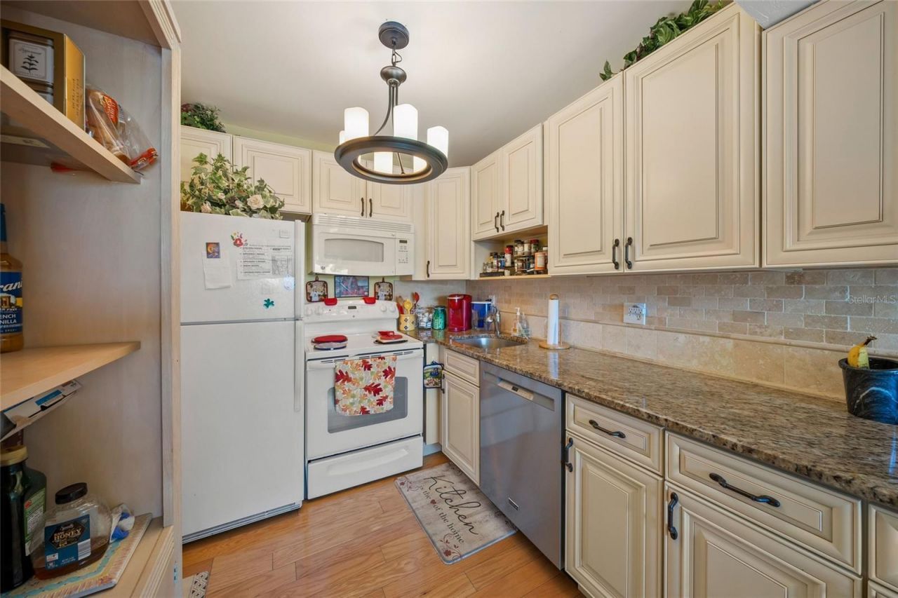 7193 W Country Club Drive N, Unit 237, Sarasota, FL 34243 Photo