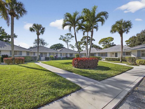 516 Club Drive, Palm Beach Gardens, FL 33418