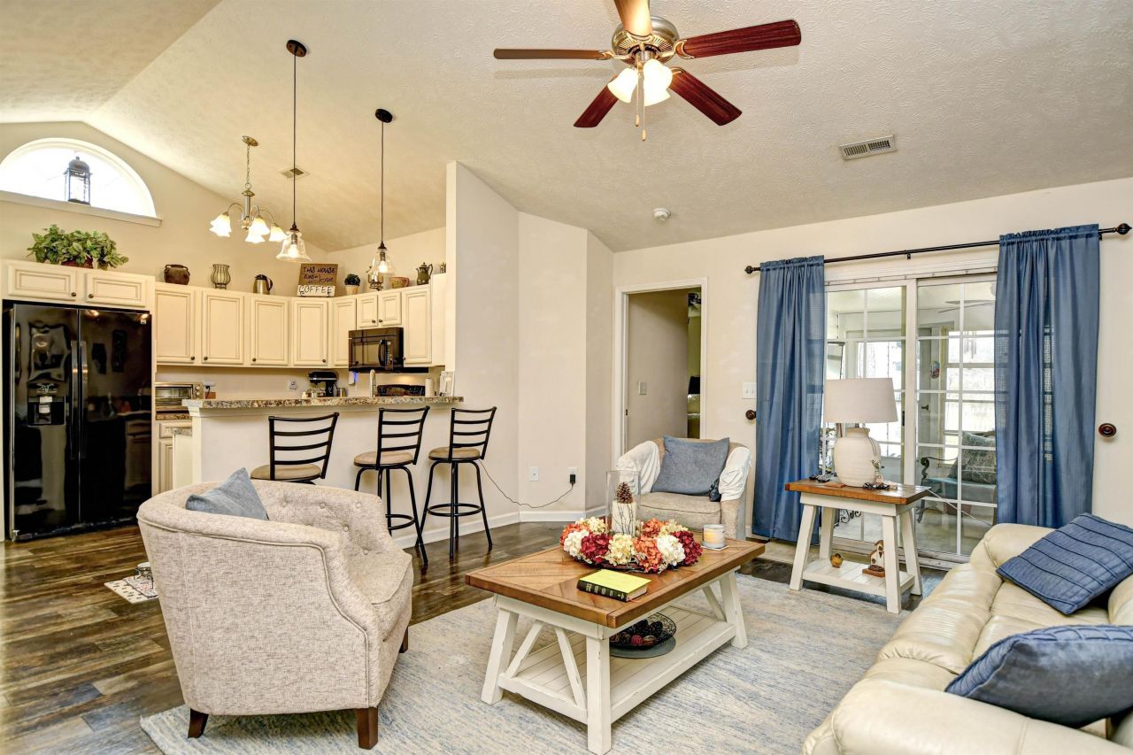 240 Foxpath Loop Photo 5