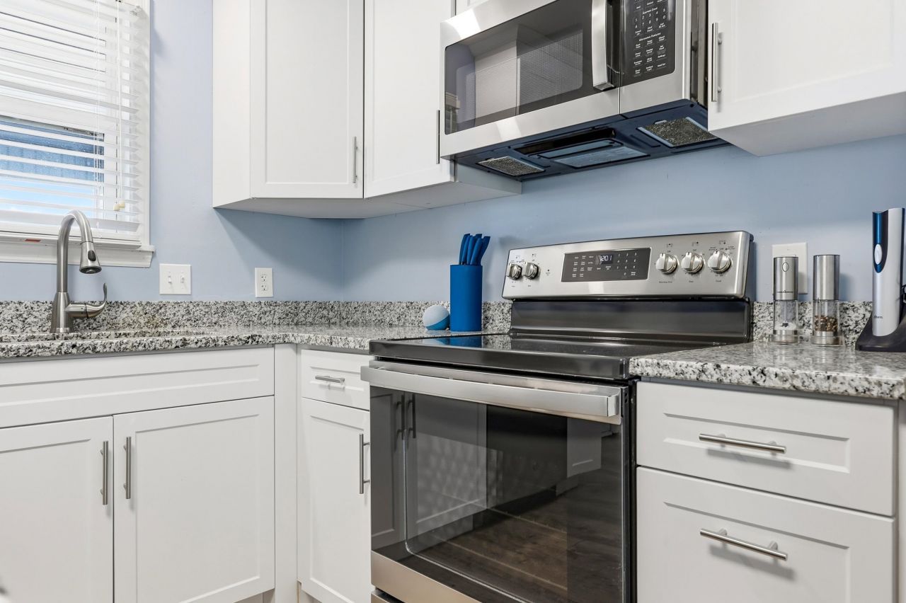 2001 Spring St. Photo 5