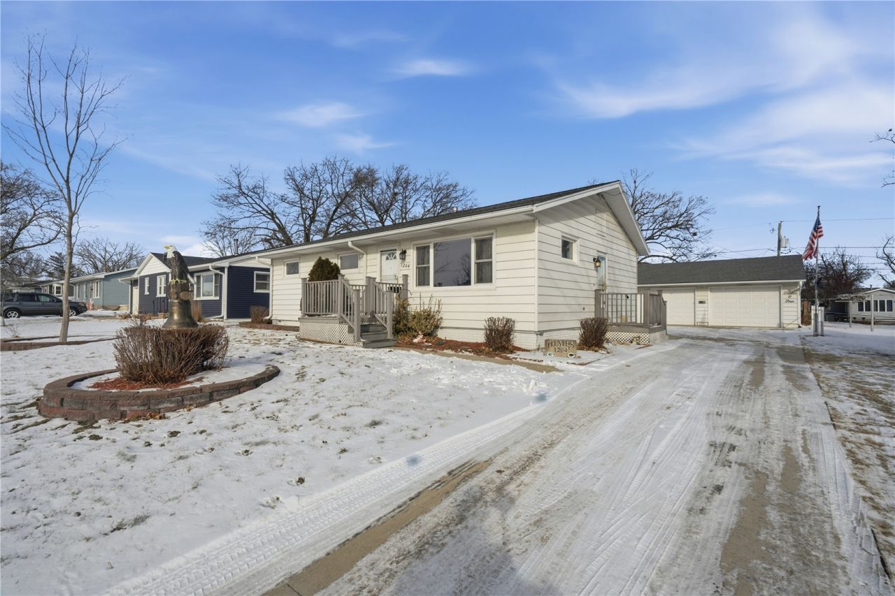 1204 Bowler St, Hiawatha, IA 52233 Main Photo