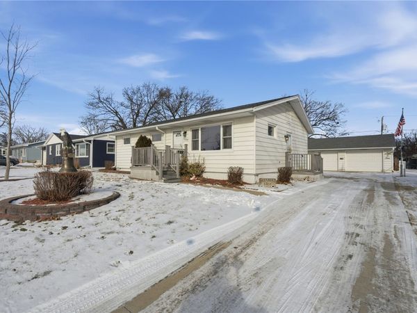 1204 Bowler St, Hiawatha, IA 52233