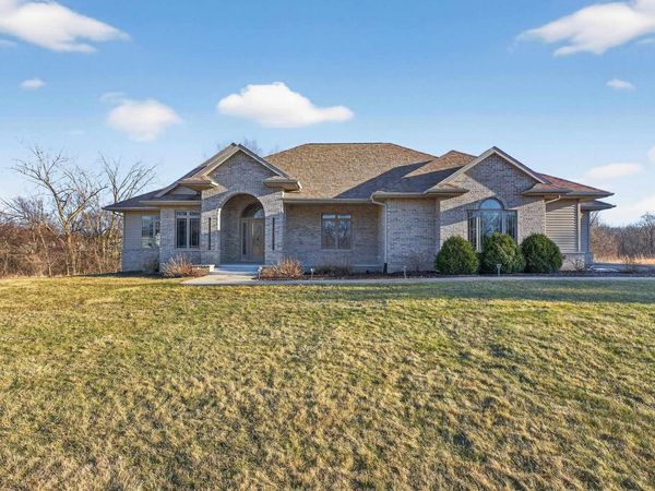 3090 59th Street Trail, Vinton, IA 52349