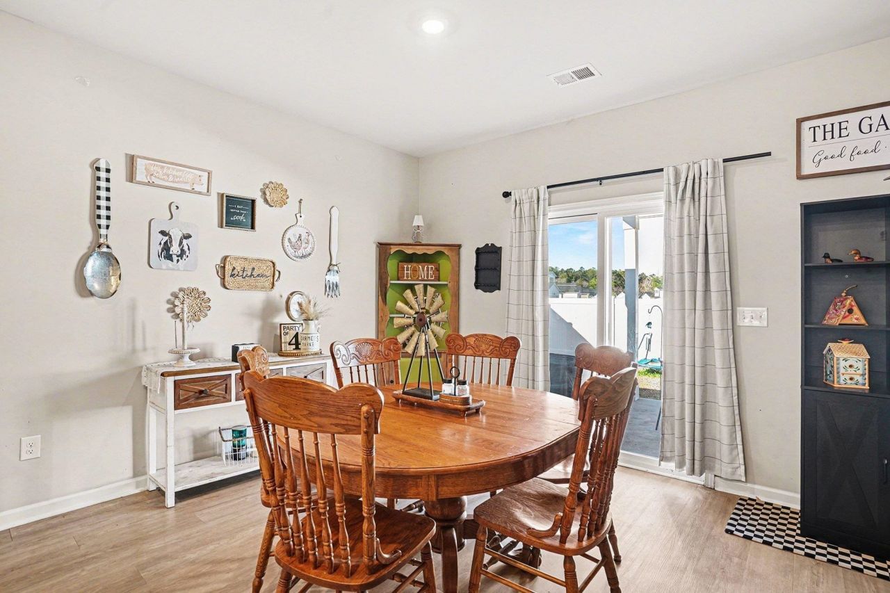 186 Saddle St Photo 10