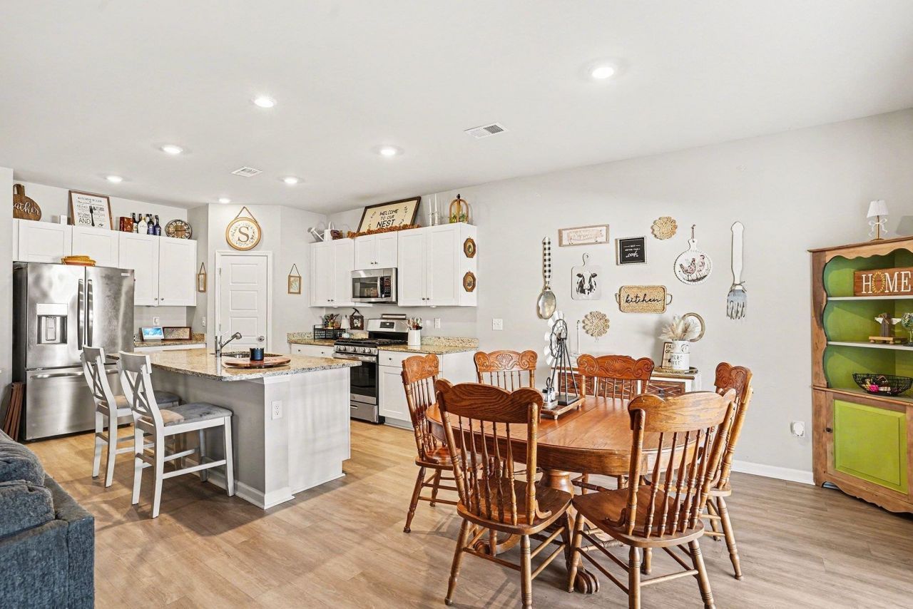 186 Saddle St Photo 11