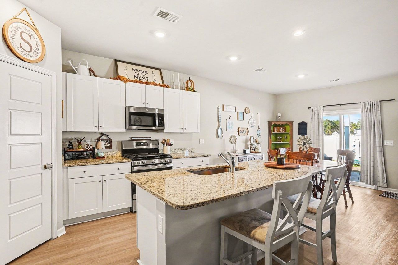 186 Saddle St Photo 13