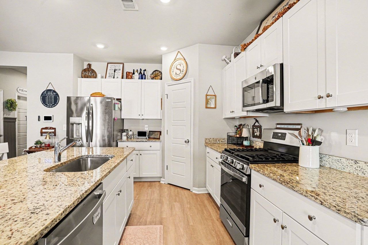 186 Saddle St Photo 14