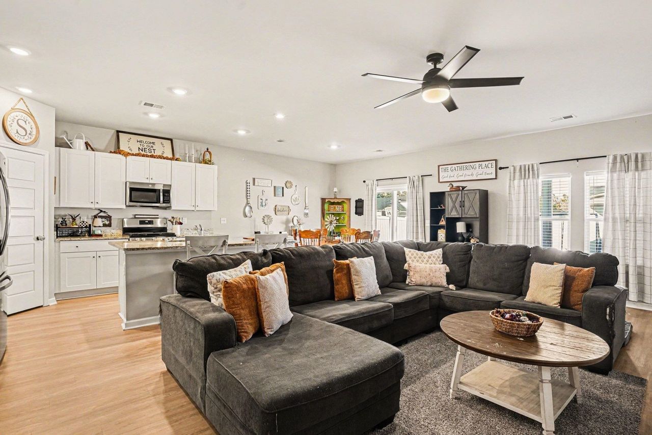 186 Saddle St Photo 6