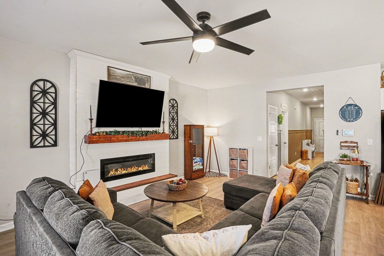 186 Saddle St Photo 7