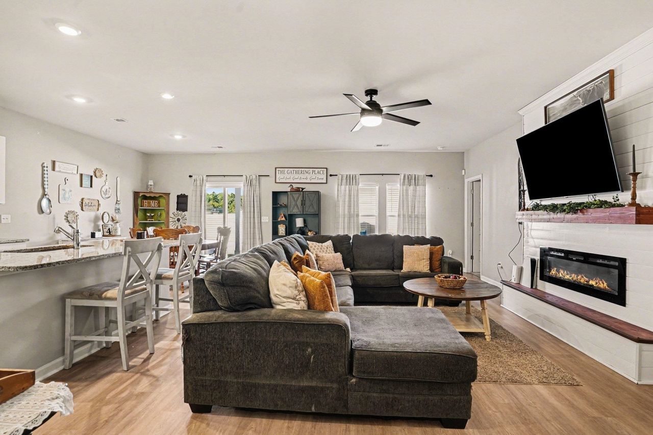 186 Saddle St Photo 8