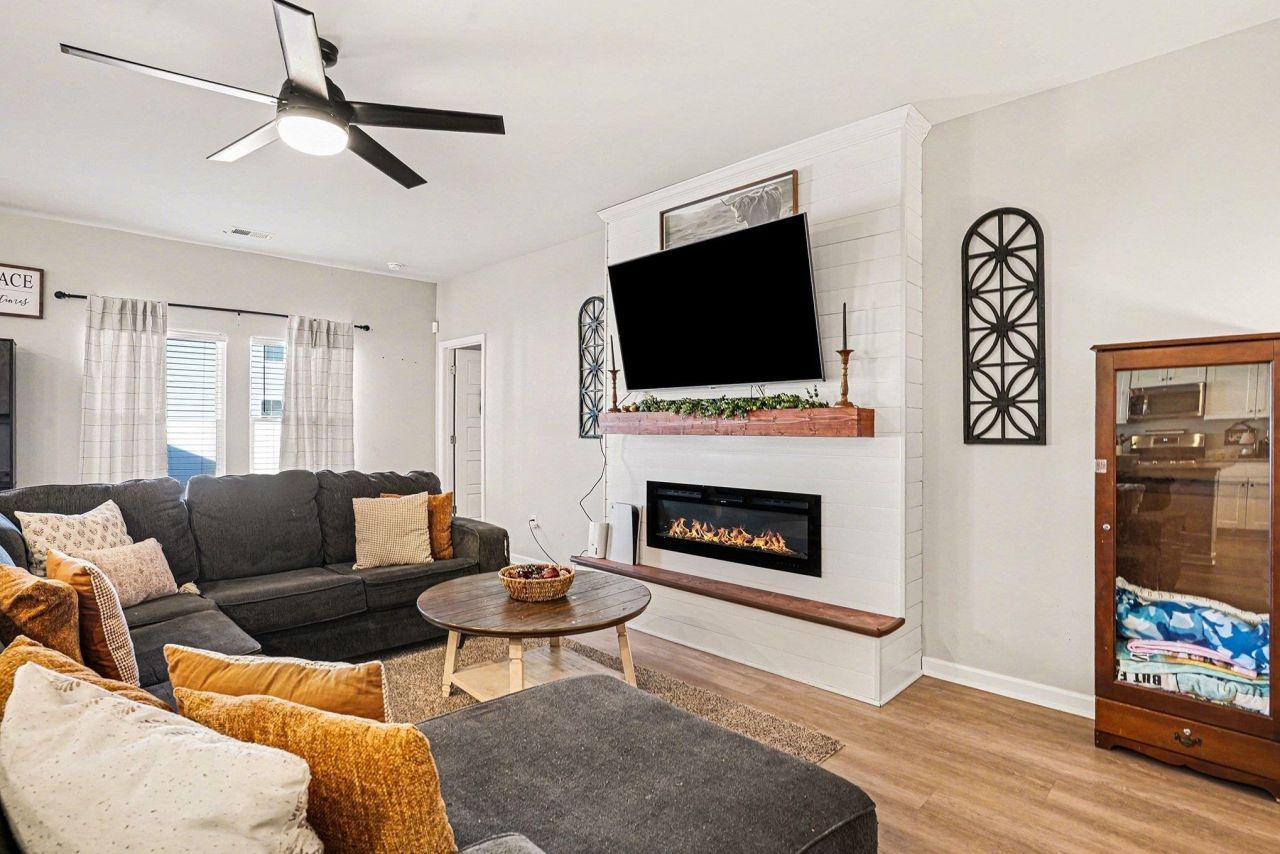 186 Saddle St Photo 9