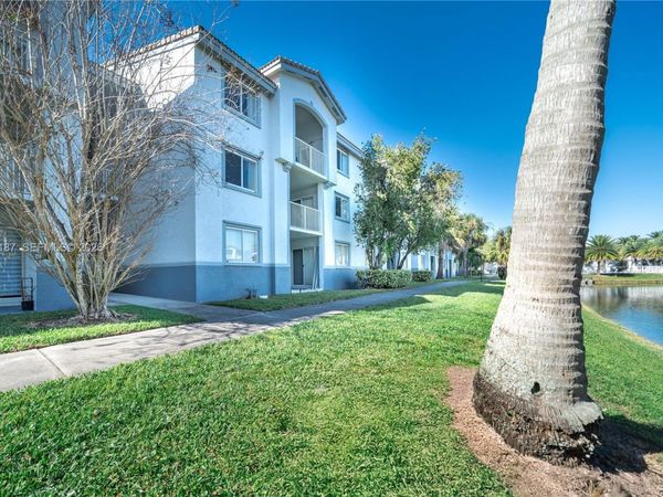 2640 S University Dr, Unit 220, Davie, FL 33328