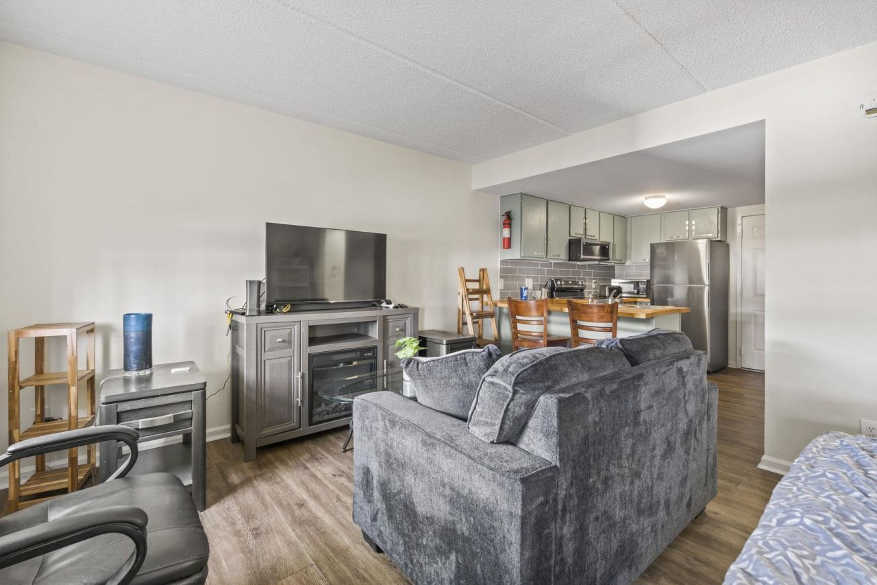 6850 Blue Heron Blvd. Photo 17