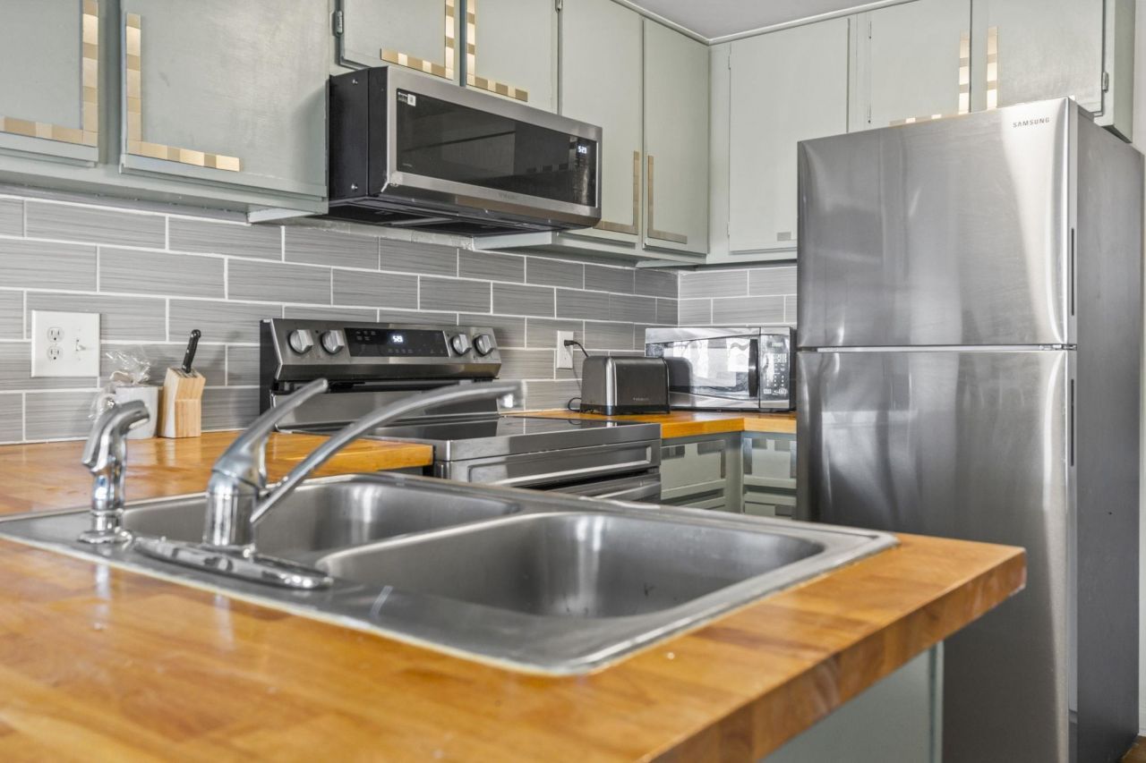 6850 Blue Heron Blvd. Photo 9